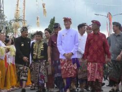 Sandiaga Uno Buat Keris Bali saat Buka Festival Semarapura di Klungkung