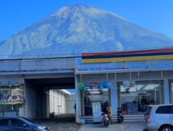 Viral! Penampakan Minimarket di Wonosobo Berlatar Pemandangan Gunung, Mirip di Jepang