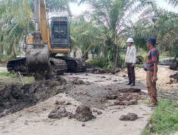 Apical Dumai Lakukan Normalisasi Parit di Lingkungan Warga Sekitar Perusahaan