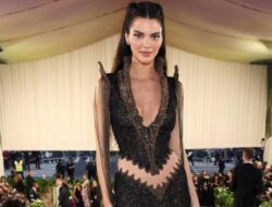 Kendall Jenner Tampil Manis di Met Gala 2024, Kenakan Gaun Vintage