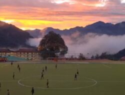 Viral! Lapangan Bola Dikelilingi Pemandangan Indah bak Negeri Dongeng, Ternyata Ada di Papua