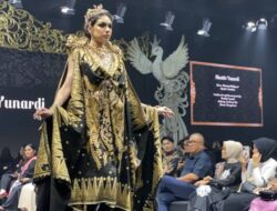 5 Desainer Indonesia Hias Red Carpet Gala dengan Gaun Batik yang Memukau