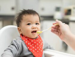 Ini Usia Tepat Bayi Boleh Diberi Makanan Padat