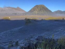 Salju Mulai Bermunculan di Gunung Bromo, Suhu Turun hingga 5 Derajat