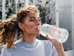 Benarkah Minum Air dari Botol Plastik Menyebabkan Diabetes?