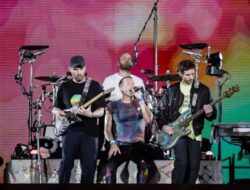 Coldplay Ajak Penonton Glastonbury Kirim Cinta untuk Palestina dan Israel, Serukan Perdamaian