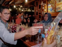 Sambangi Pulau Maratua, Sandiaga Uno Bertemu para Pelaku UMKM Kuliner